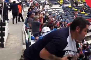 VIDEO | Pseudo aficionados de Cruz Azul increpan a uno de Querétaro