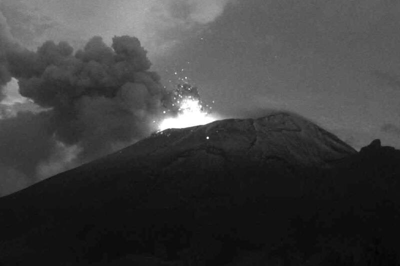 El volcán tuvo importante actividad y registró una explosión menor.