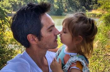 Mauricio Ochmann comparte un dulce momento con Kailani: alistan su decoración de Halloween