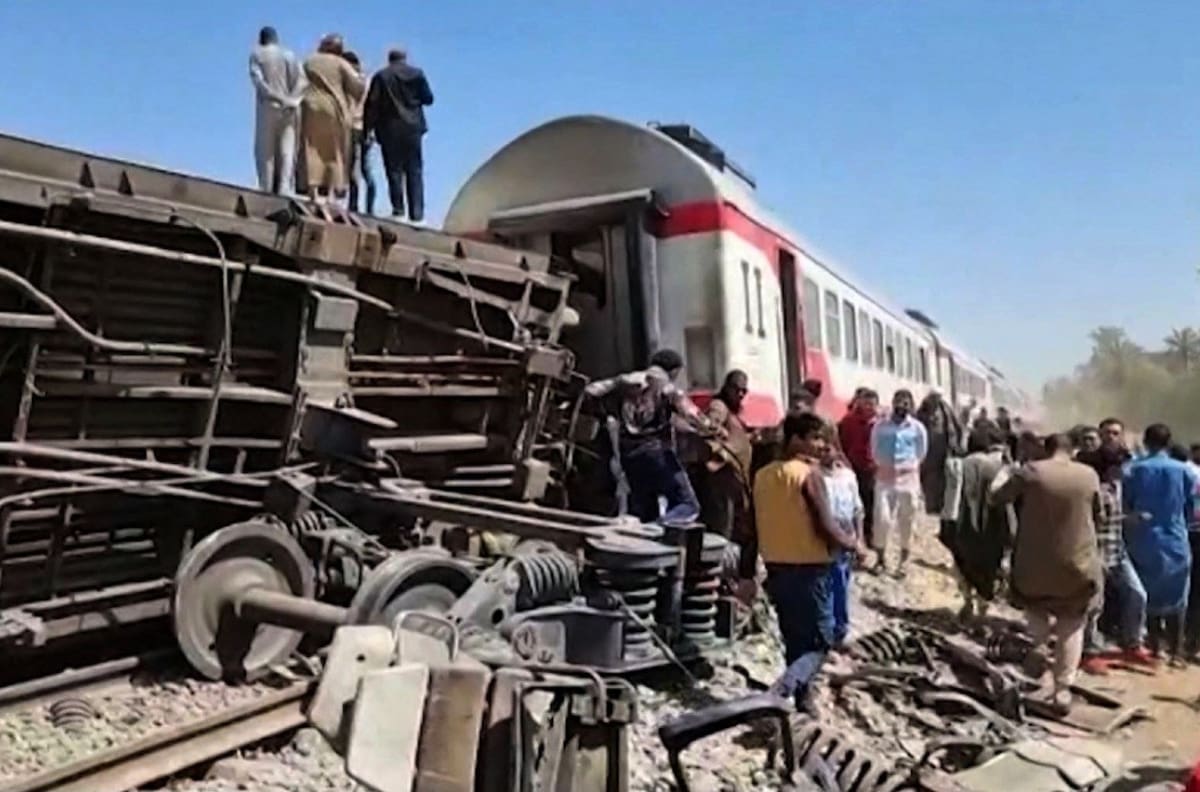 Accidente de tren en Egipto: Se descarrilaron ocho vagones y hubo 97 heridos