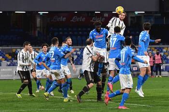 Chucky Lozano terminó lesionado en la victoria del Napoli ante la Juventus