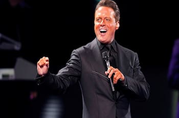 Captan a Luis Miguel llorando en pleno concierto en México