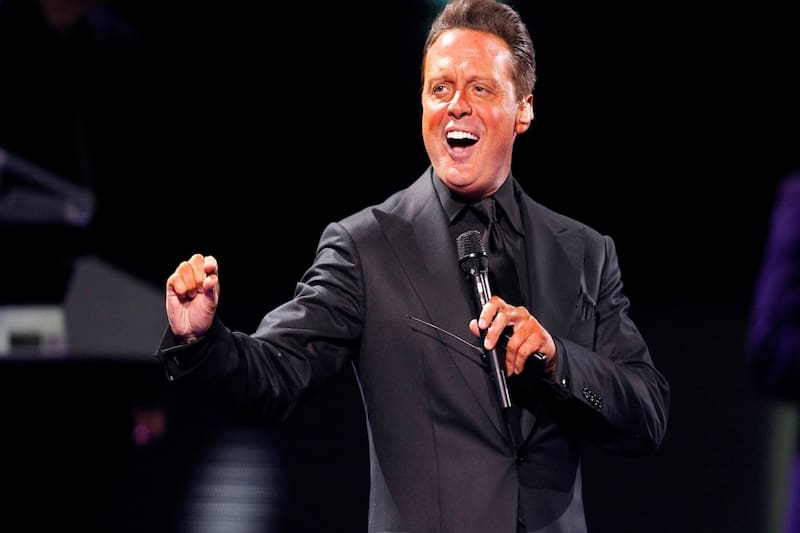 Luis Miguel se emociona en concierto en México