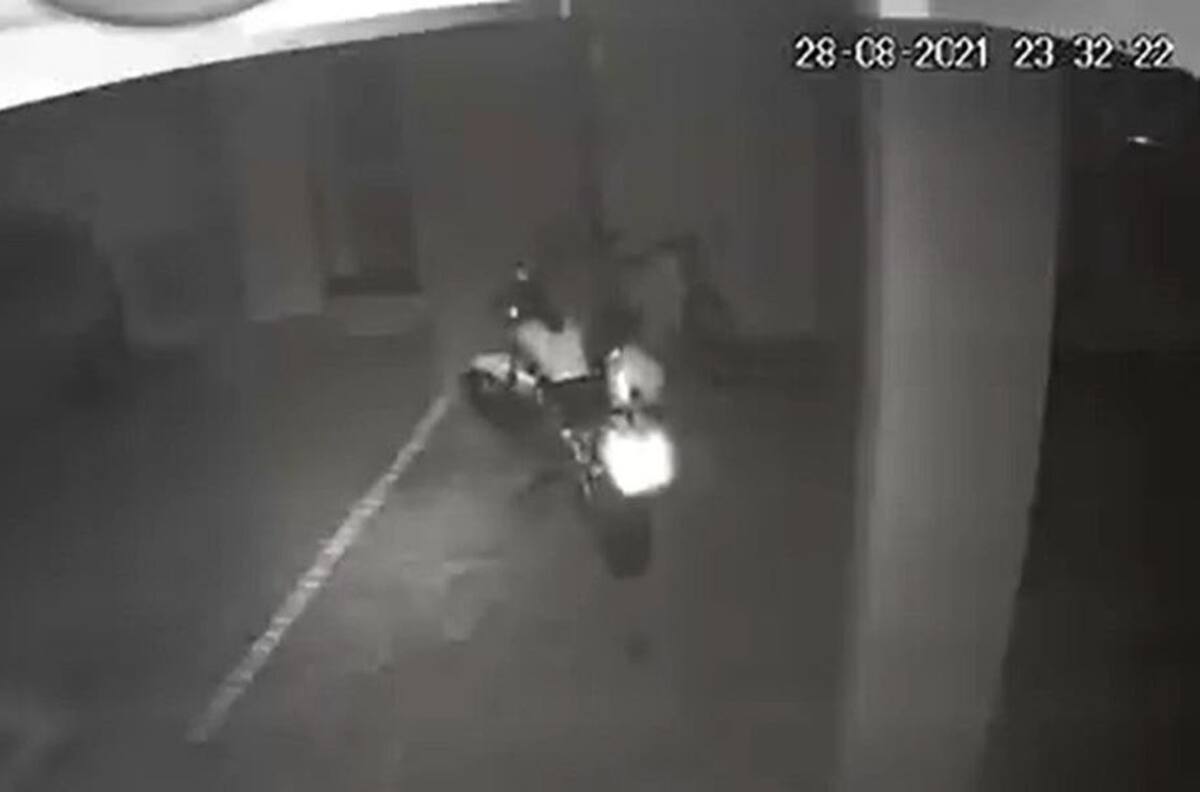 ¿Un fantasma? Moto se enciende sola y choca un auto en estacionamiento