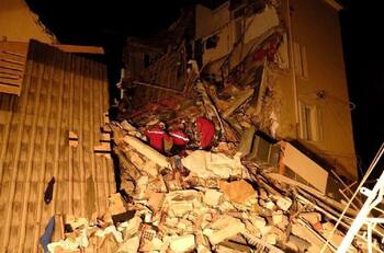 Hombre muere tras explosión y derrumbe de edificio en Francia