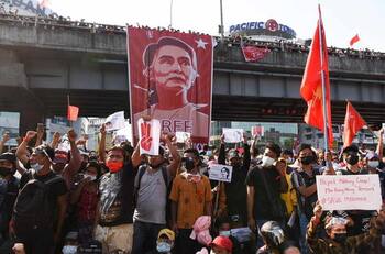 Golpe de Estado en Myanmar: Tres heridos por balas en enfrentamiento de manifestantes con la policía
