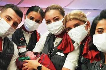 ¡Impresionante! Mujer tiene a un niño en pleno vuelo de Estambul a Chicago