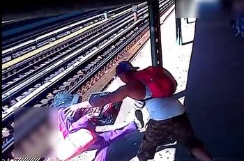 VIDEO | Hombre arrojó a una mujer de 52 años a las vías del metro