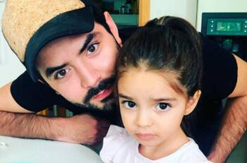 José Eduardo Derbez enseña a su hermana Aitana a ser una buena actriz, ella responde con cachetada