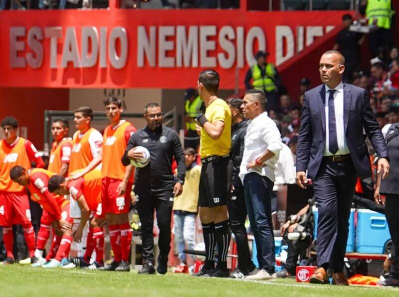 Rafael Dudamel, ex DT de Universidad de Chile, dirigiendo a Necaxa.
