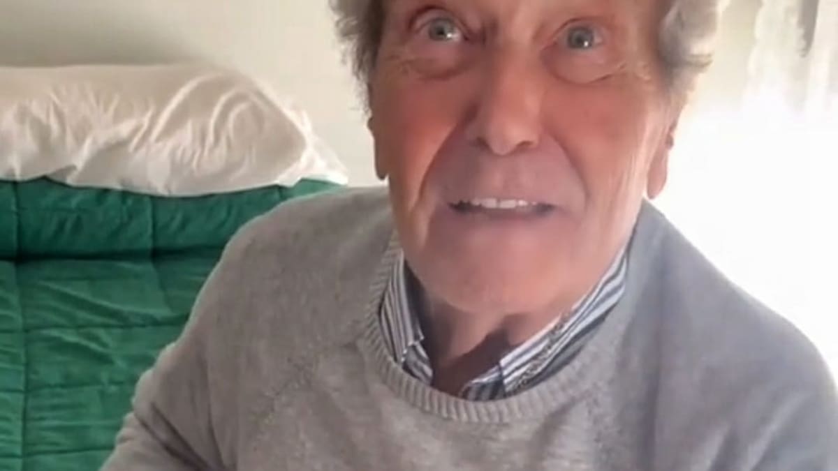 (VIDEO) Abuelito viral, al emocionarse por recibir un cachorro "Es el mayor regalo, más que el dinero"