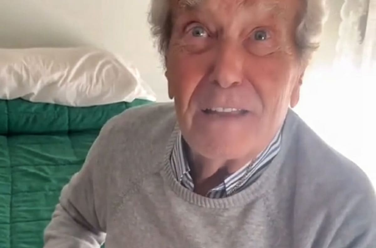 (VIDEO) Abuelito viral, al emocionarse por recibir un cachorro "Es el mayor regalo, más que el dinero"