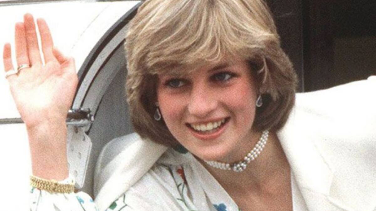 La princesa Diana es honrada con una placa fuera del apartamento en el que vivía antes de casarse con el príncipe Carlos