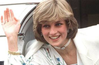 La princesa Diana es honrada con una placa fuera del apartamento en el que vivía antes de casarse con el príncipe Carlos