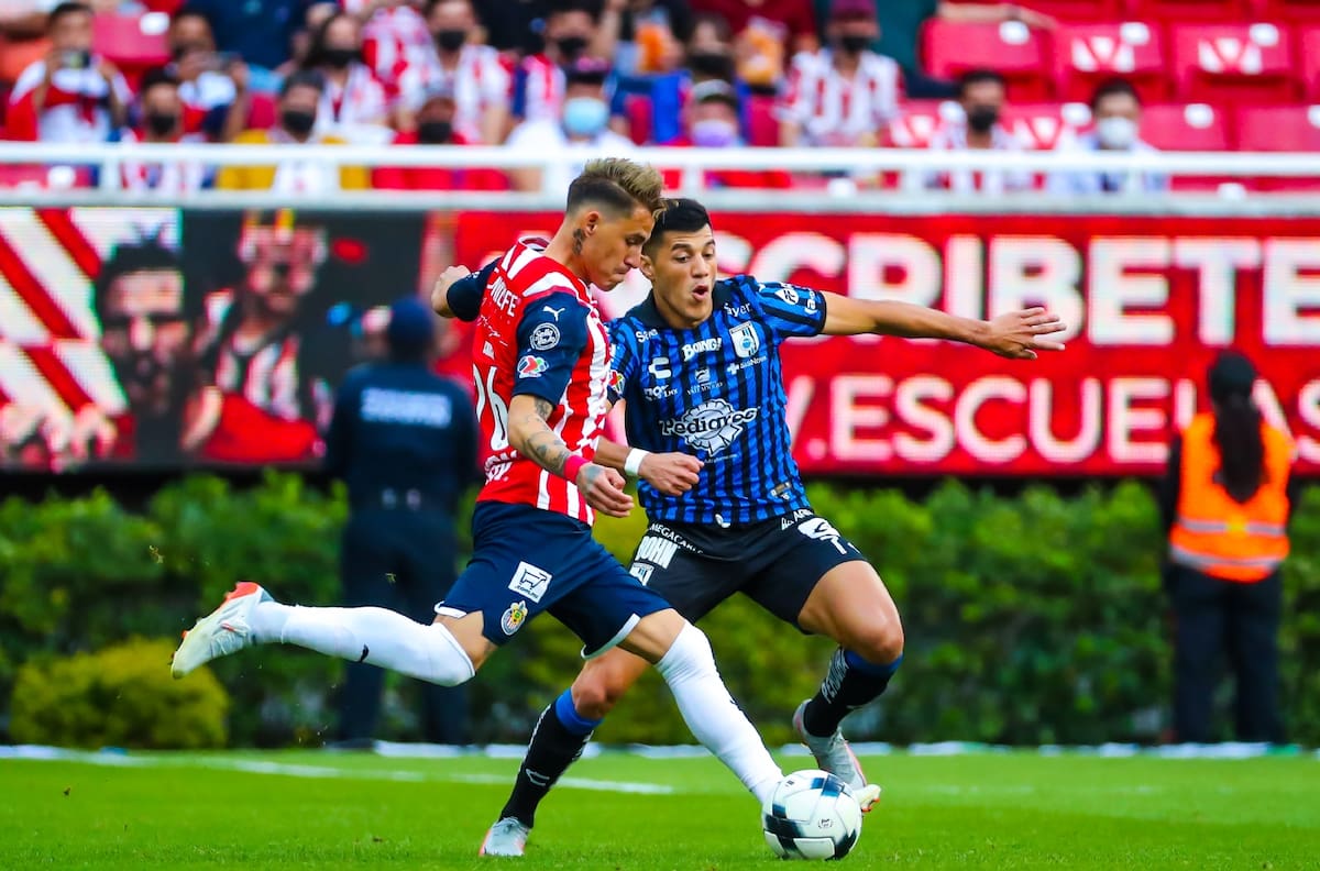 Las Chivas rescataron el empate ante Querétaro