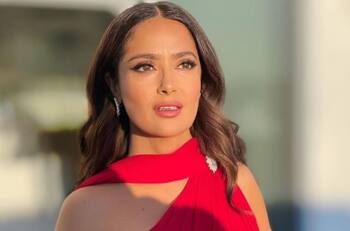 Salma Hayek se une al reto de Britney Spears y baila al ritmo de "Baby One More Time"