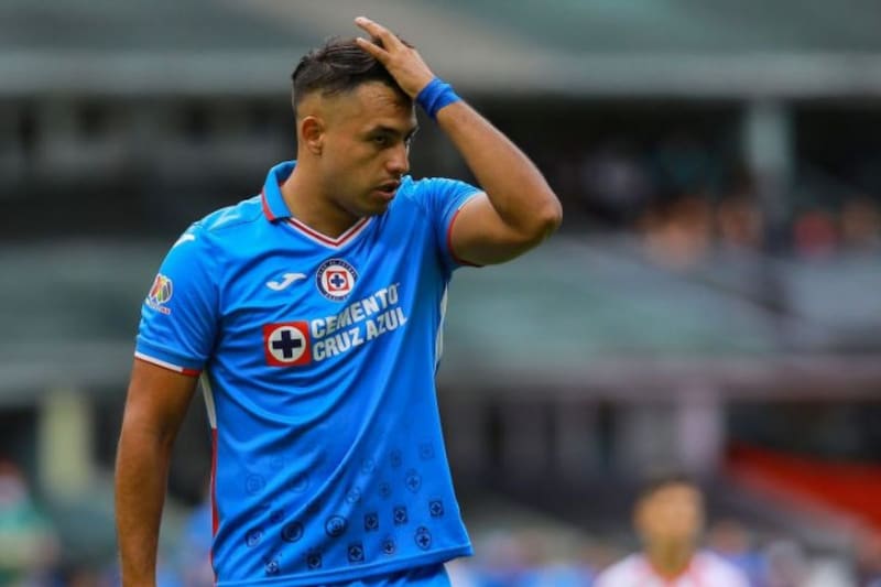 El delantero chileno no tiene espacio en Cruz Azul.