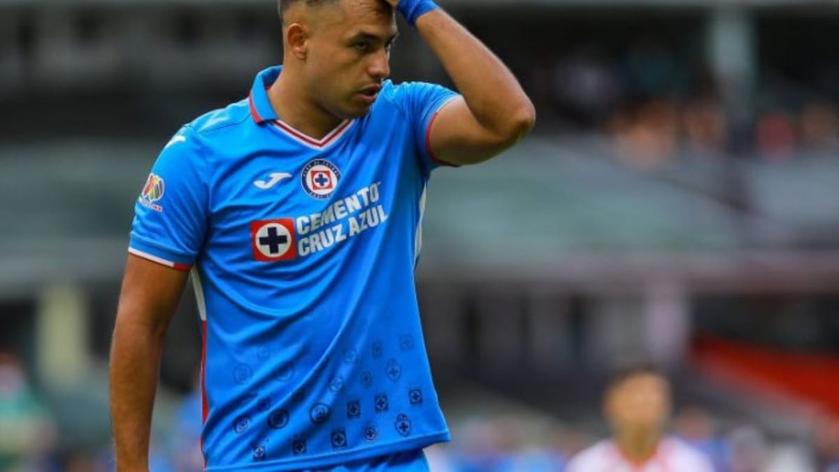 Iván Morales se toma la cabeza durante un partido de Cruz Azul.