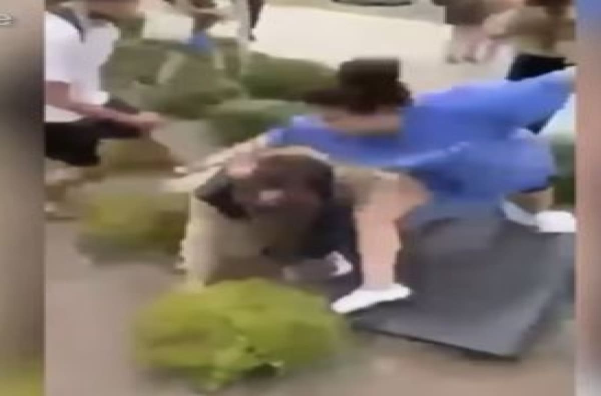 VIDEO: Estudiante golpea a predicador por decir que "las mujeres pertenecen a la cocina"