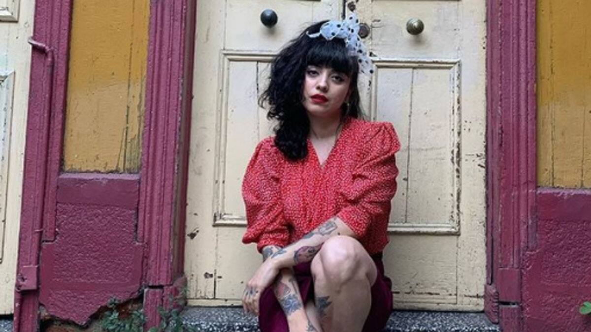 Mon Laferte presenta libro del colectivo feminista LASTESIS