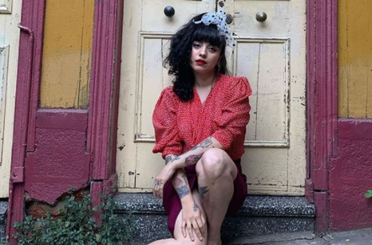 Mon Laferte presenta libro del colectivo feminista LASTESIS