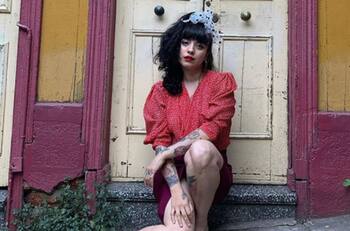 Mon Laferte presenta libro del colectivo feminista LASTESIS