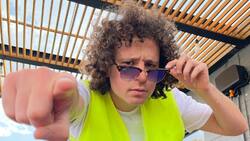 Luisito Comunica explota contra motociclista; lo acusa de provocar accidente de tránsito