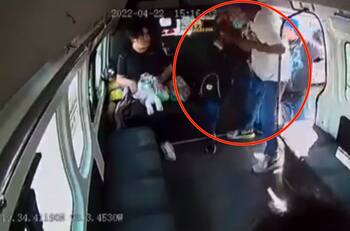 VIDEO VIRAL | “Ahí traigo mi tarea”: Así suplicó una joven para que no le robaran su mochila en una combi del Edomex