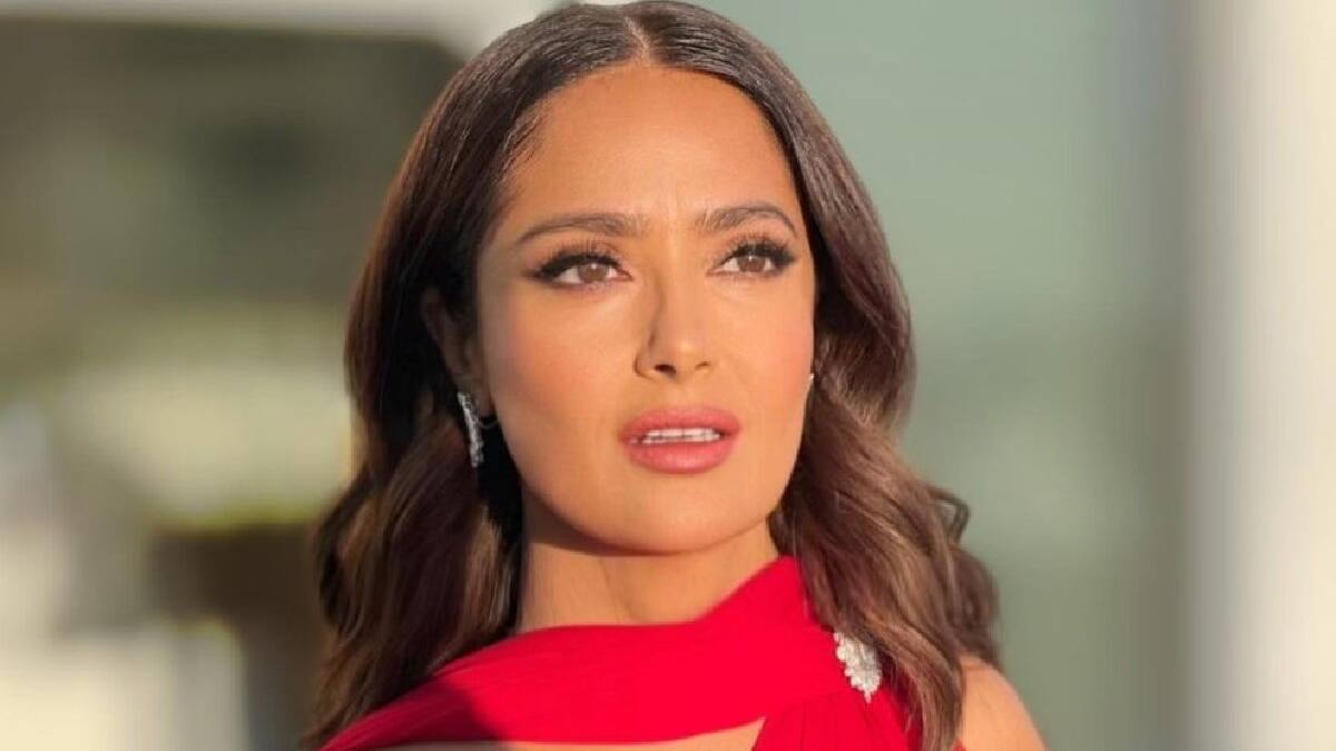 Salma Hayek inicia el primer lunes del 2022 en traje de baño y tomando café
