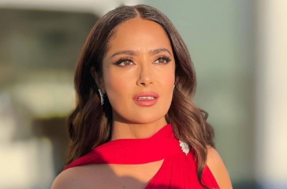 Salma Hayek inicia el primer lunes del 2022 en traje de baño y tomando café
