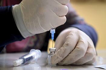 Estudio revela que primera dosis de la vacuna contra COVID-19 de Pfizer reduce el 75% de contagios