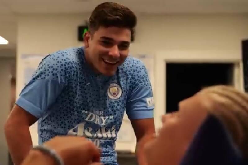 conversando en la pretemporada del Manchester City