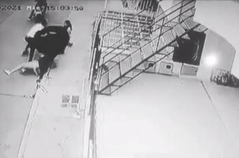 VIDEO: Con paraguas, niño defiende a su mamá de un asalto