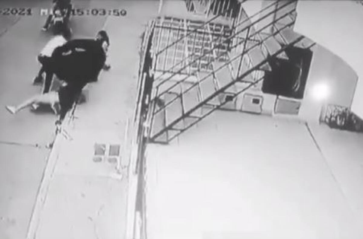 VIDEO: Con paraguas, niño defiende a su mamá de un asalto