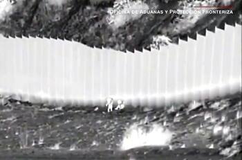 Indignante: Niñas fueron arrojadas para pasar el muro fronterizo entre México y Estados Unidos