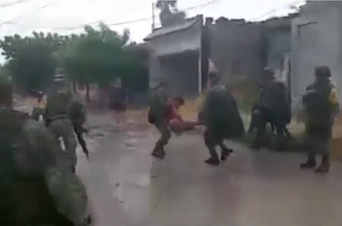 Miembros del Ejército Mexicano rescatan a niño que estaba a punto de electrocutarse en Sinaloa