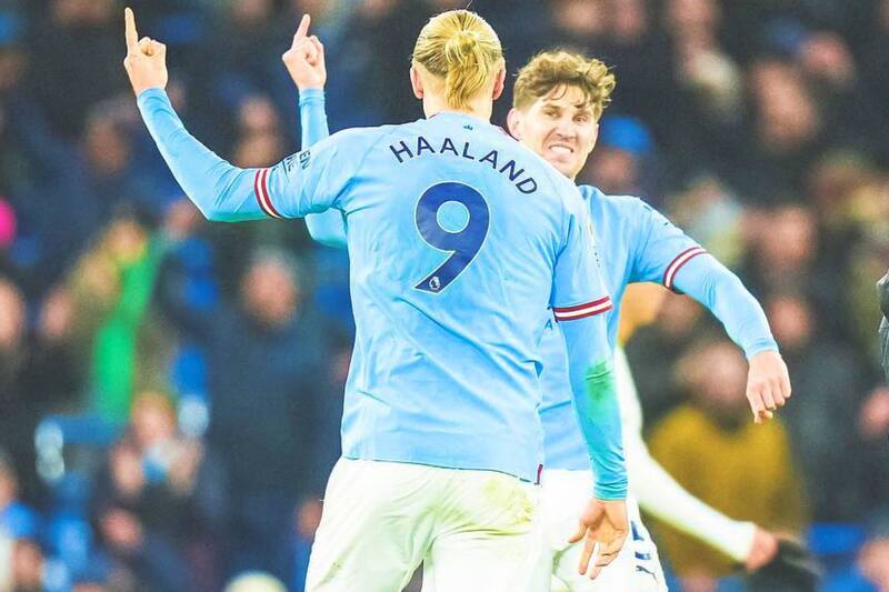 John Stones celebra con Erling Haaland en el gran momento del Manchester City