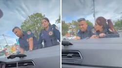 Captan a jóvenes arrastrando a policías con su auto y se viralizan| VIDEO