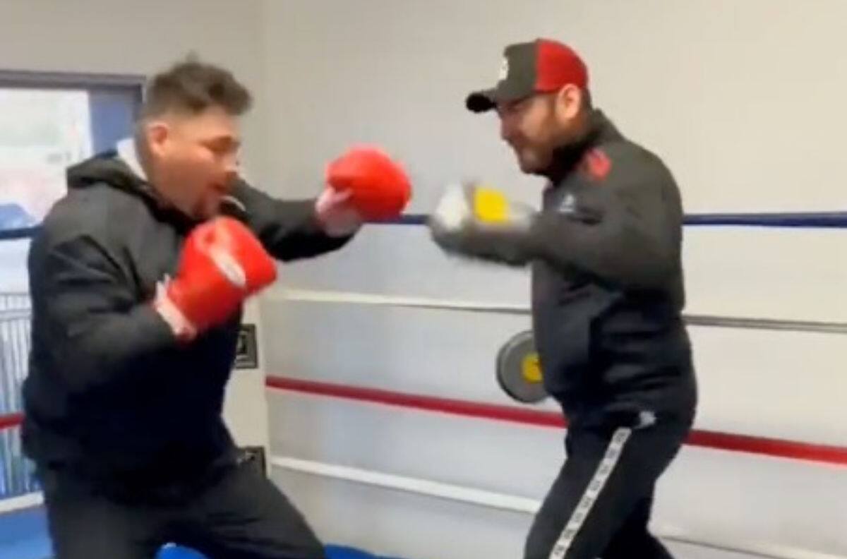 VIDEO | Los fuertes golpes de Andy Ruiz obligan a su entrenador a usar pomadas para el dolor