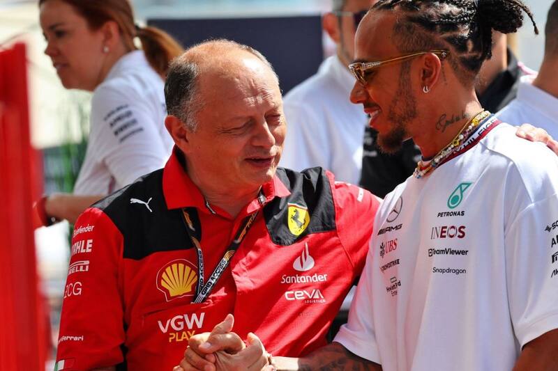 Lewis Hamilton sigue sin renovar con Mercedes y eso ha aumentado los rumores con Ferrari. (F1)