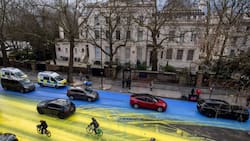 VIDEO | Activistas pintaron una bandera gigante de Ucrania en la calle frente a la embajada de Rusia en Londres