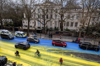 VIDEO | Activistas pintaron una bandera gigante de Ucrania en la calle frente a la embajada de Rusia en Londres