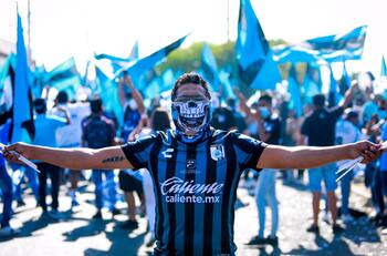 La afición leal del Club Querétaro no quiso quedarse fuera del Clásico de la 57