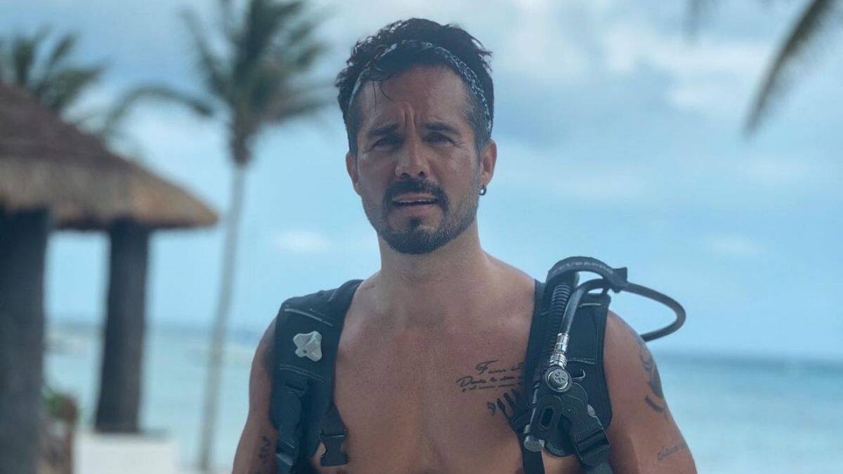 Eduardo Santamarina y José Ron complacen a sus fans al mostrar su abdomen