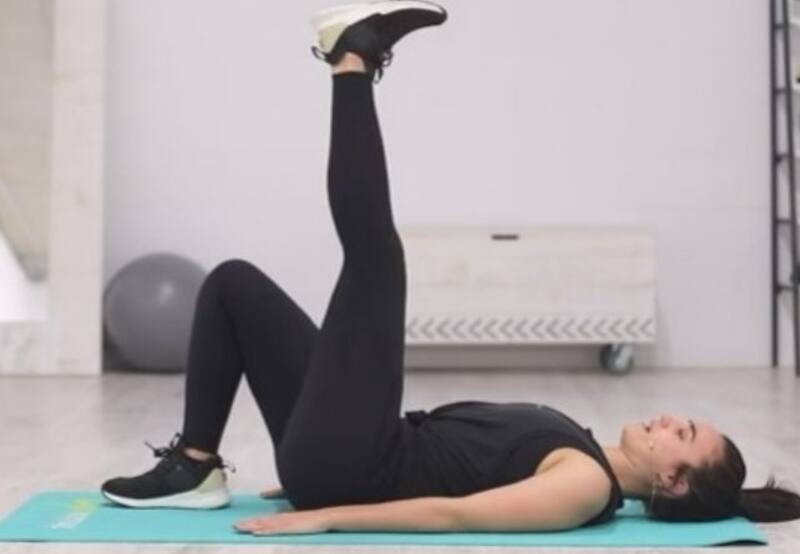 Ejercicio de elevar las piernas al cielo para reducir el vientre bajo. | Foto: YouTube / gymvirtual