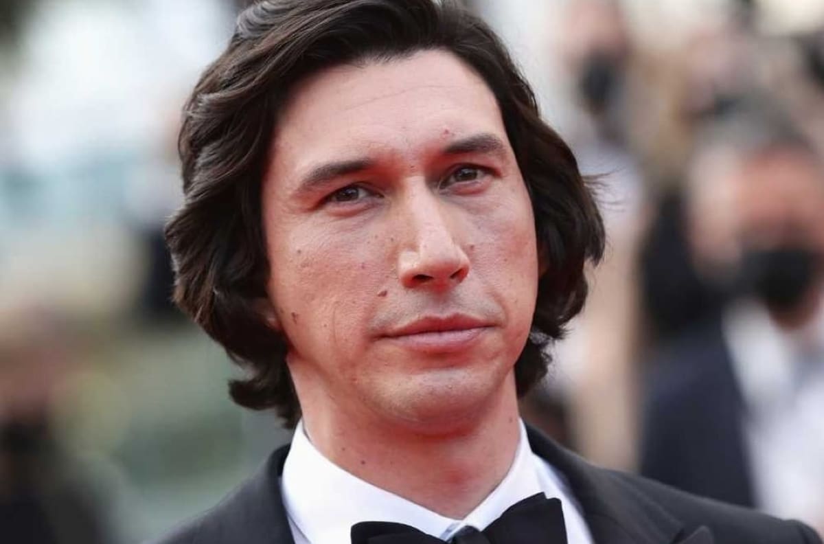 Adam Driver enciende un cigarrillo en plena sala de cine en Cannes