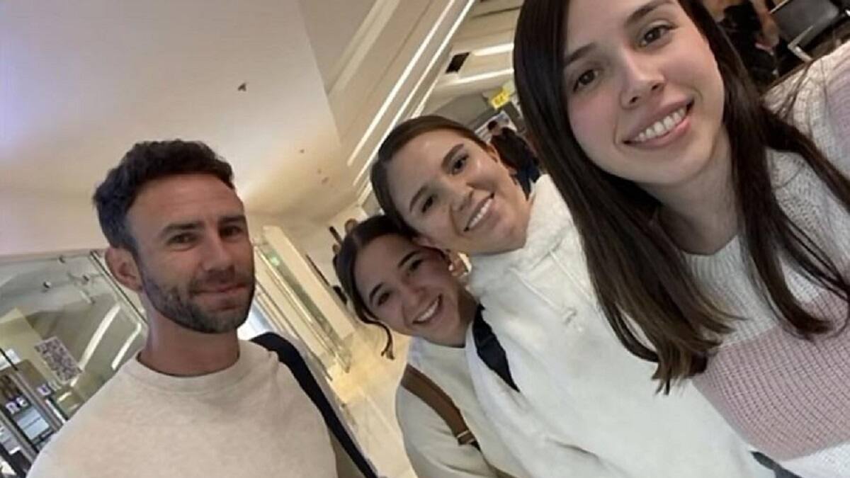 Jovencita pierde su vuelo por confundir a Miguel Layún con Adam Levine y se vuelve vira