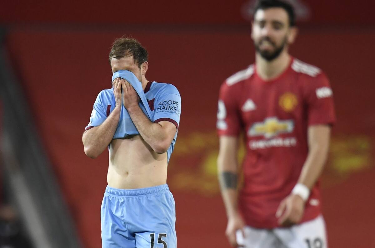 Manchester United ganó con un autogol al West Ham de su extécnico