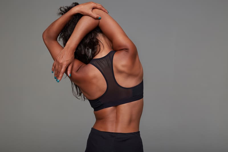 Estos ejercicios te ayudarán con la postura (Foto: Freepik).