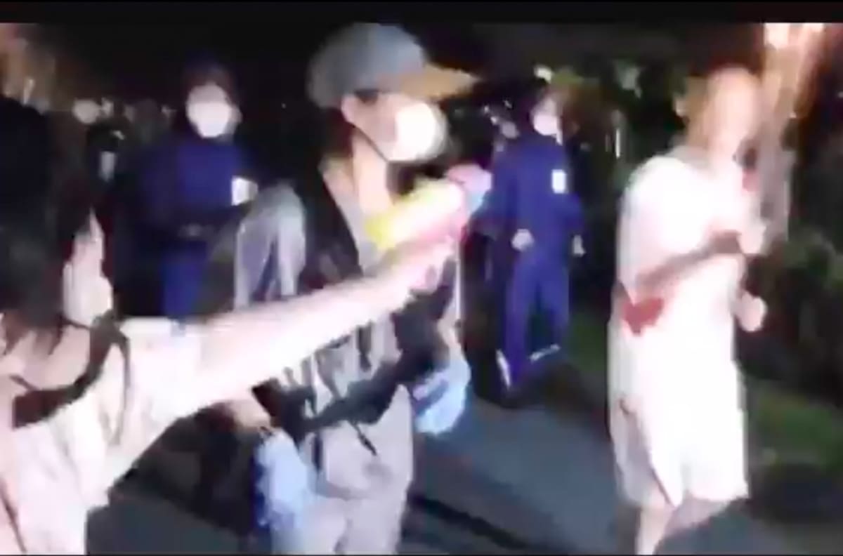 Video: Mujer intentó apagar antorcha olímpica con pistola de agua